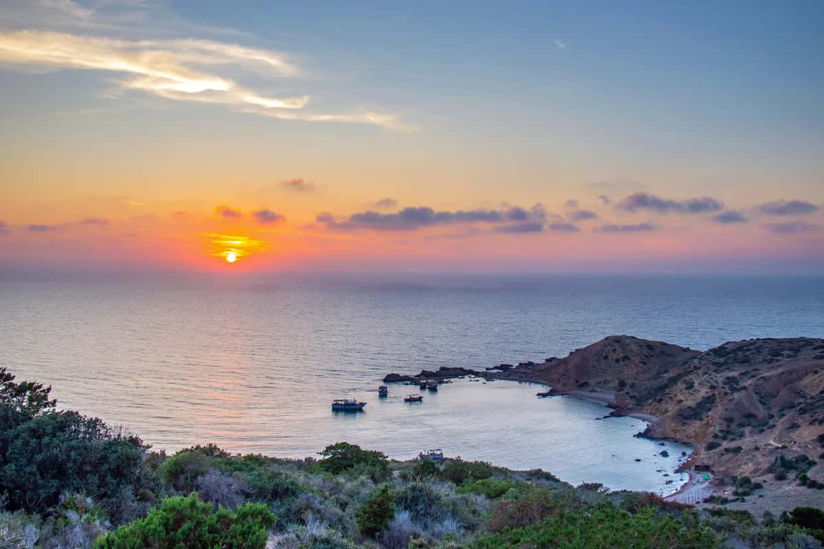 Coucher de soleil sur la crique de Korbous et la mer, cap Bon