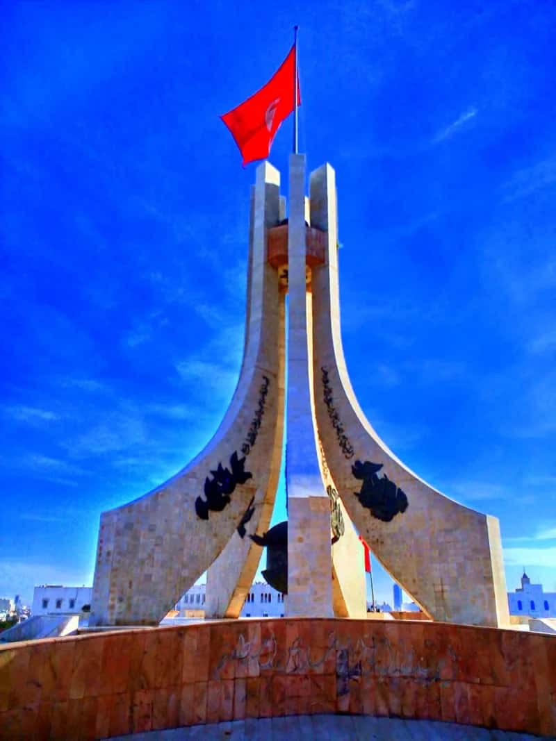 Le drapeau tunisien flottant sur le monument de la place de la Kasbah, à Tunis