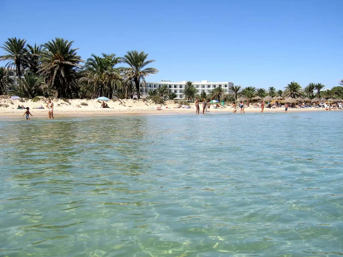 Eau peu profonde et fond de sable sur une plage du Sahel tunisien