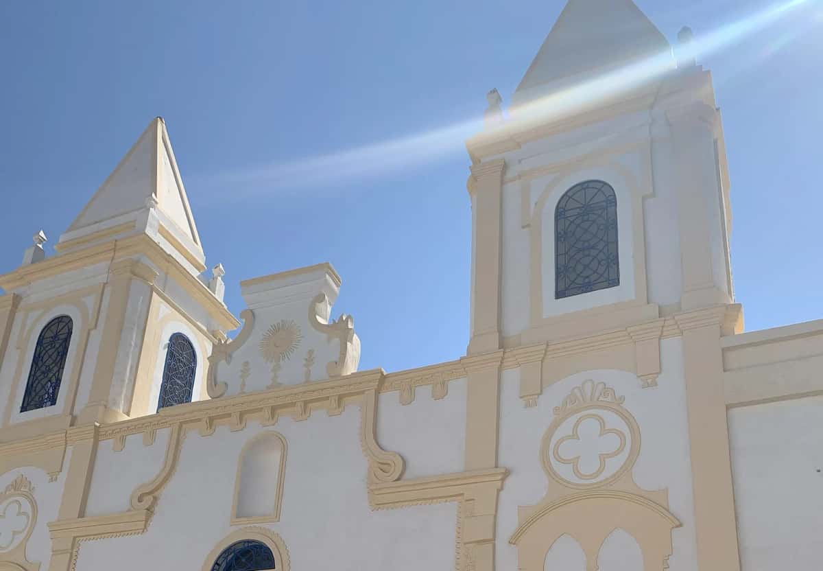 Clochers et fronton de l'église Saint-Joseph de Houmt Souk, à Djerba