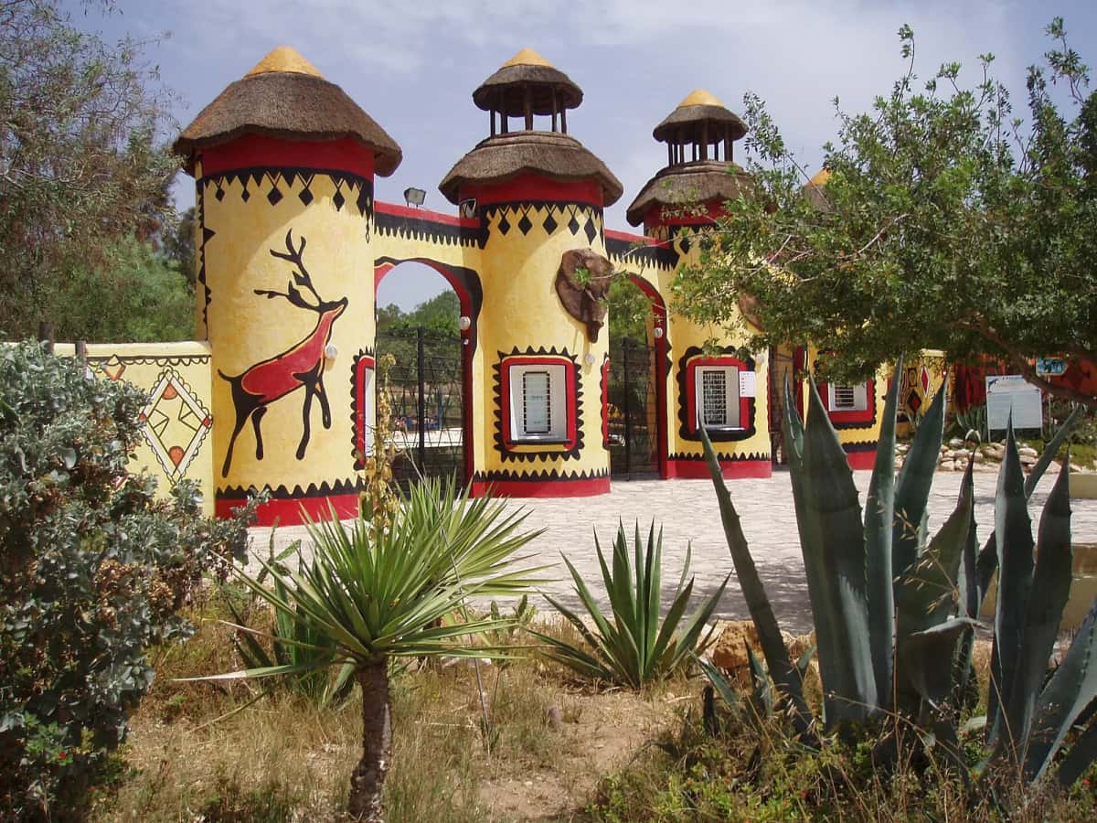 Portail décoré de motifs africains à l'entrée du parc animalier Friguia, à Bouficha