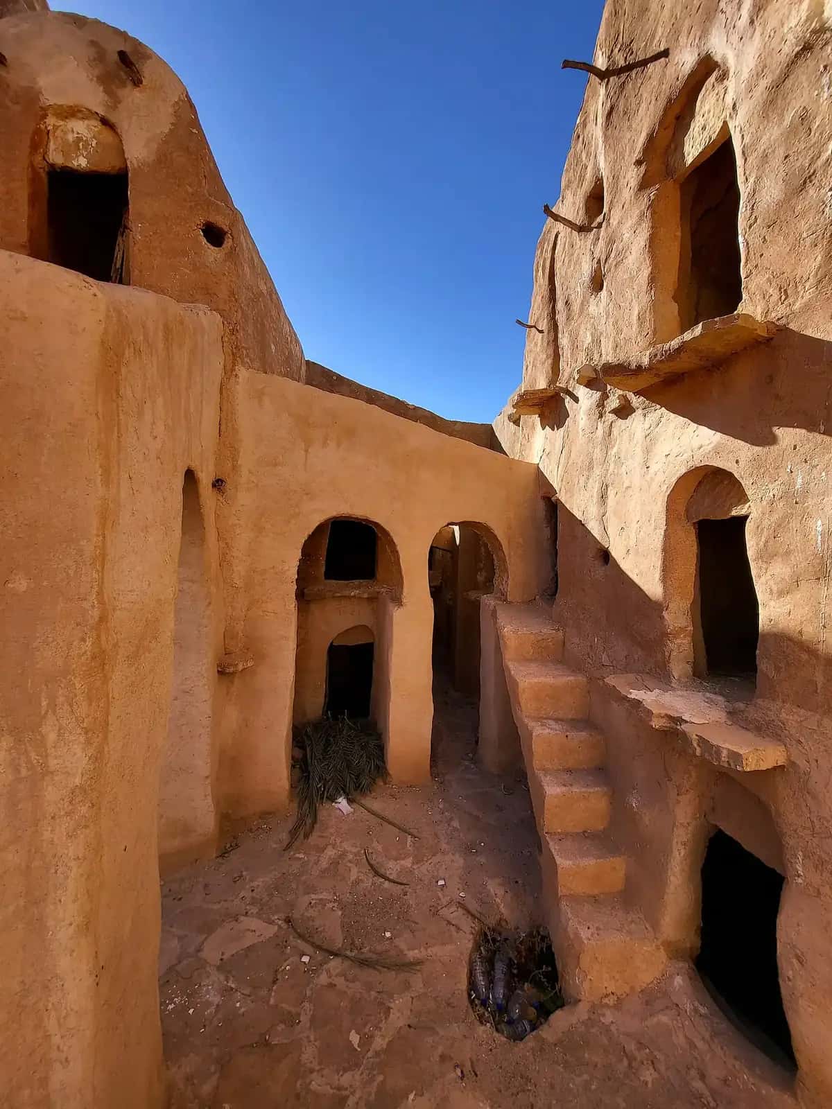 Escalier extérieur desservant les ghorfas voûtées d'un ksar du Sud tunisien