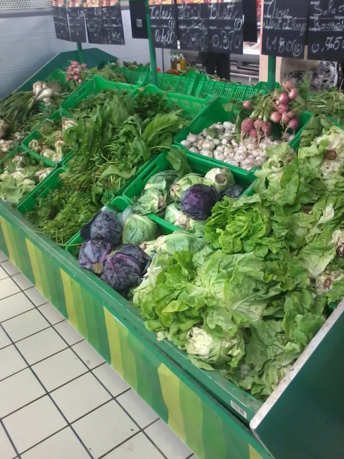 Étal de légumes avec les prix inscrits à la craie, dans un commerce tunisien