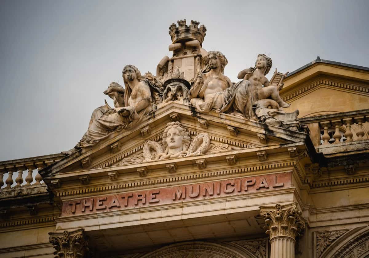 Fronton sculpté du Théâtre municipal de Tunis sous un ciel couvert