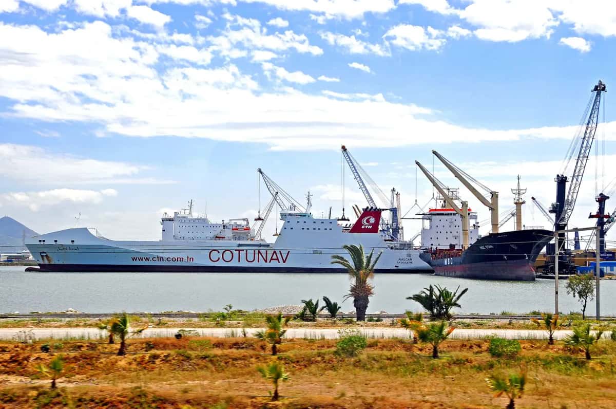 Ferry de passagers à quai dans le port de Tunis