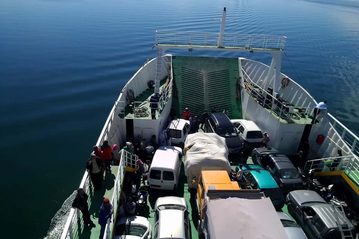 Pont du car-ferry chargé de voitures pendant la traversée entre Sfax et Kerkennah