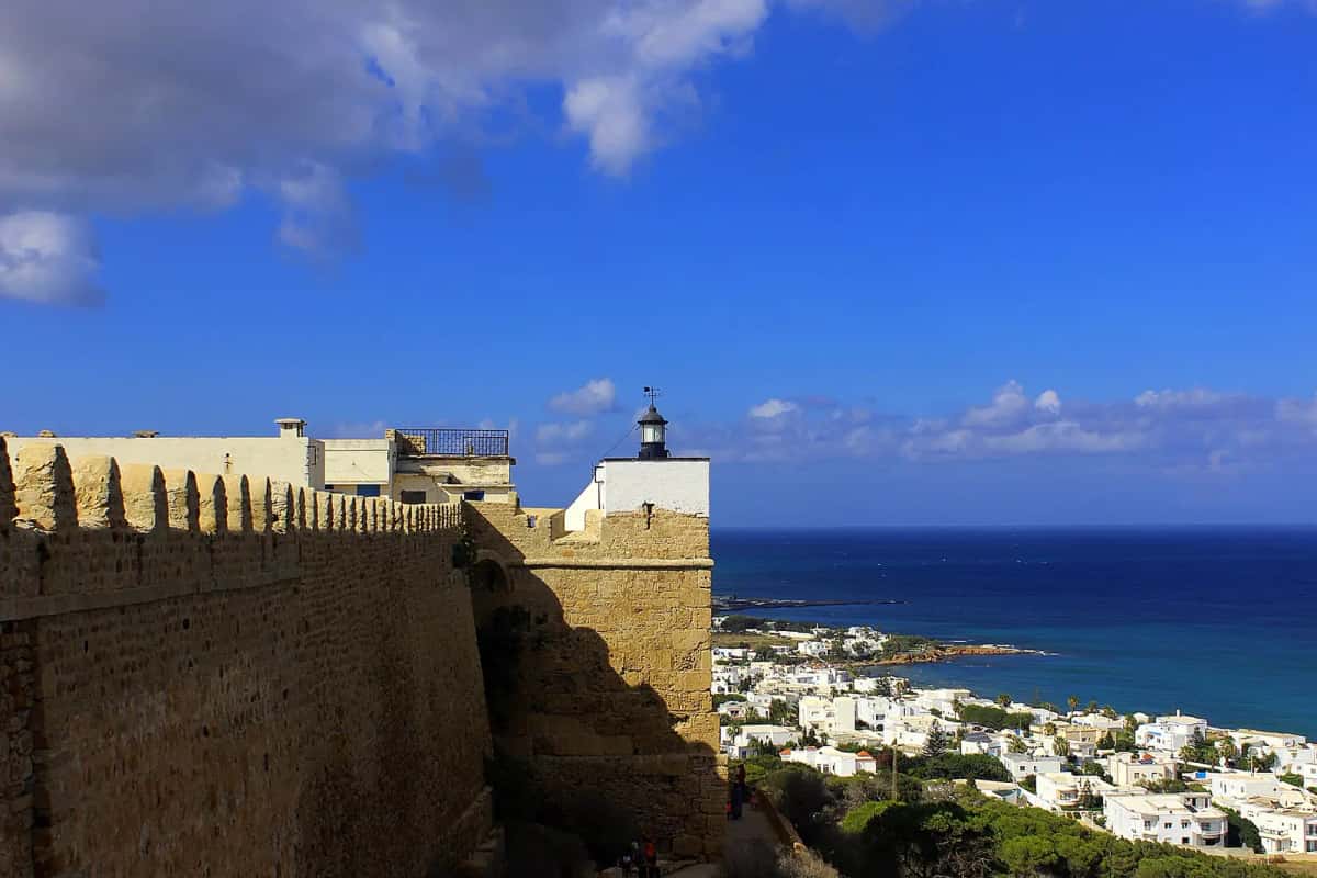 Le fort de Kelibia dominant la ville blanche et la mer, au Cap Bon