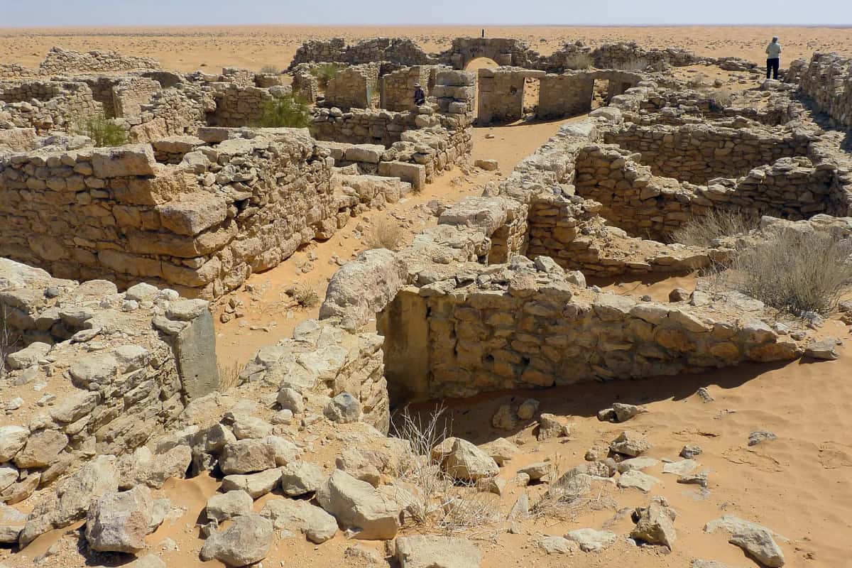 Ruines du fortin romain de Tisavar à Ksar Ghilane, murs de pierre à demi ensablés