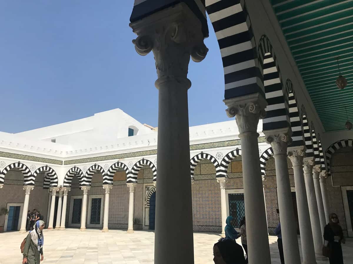 Galerie à colonnes d'un édifice public tunisien