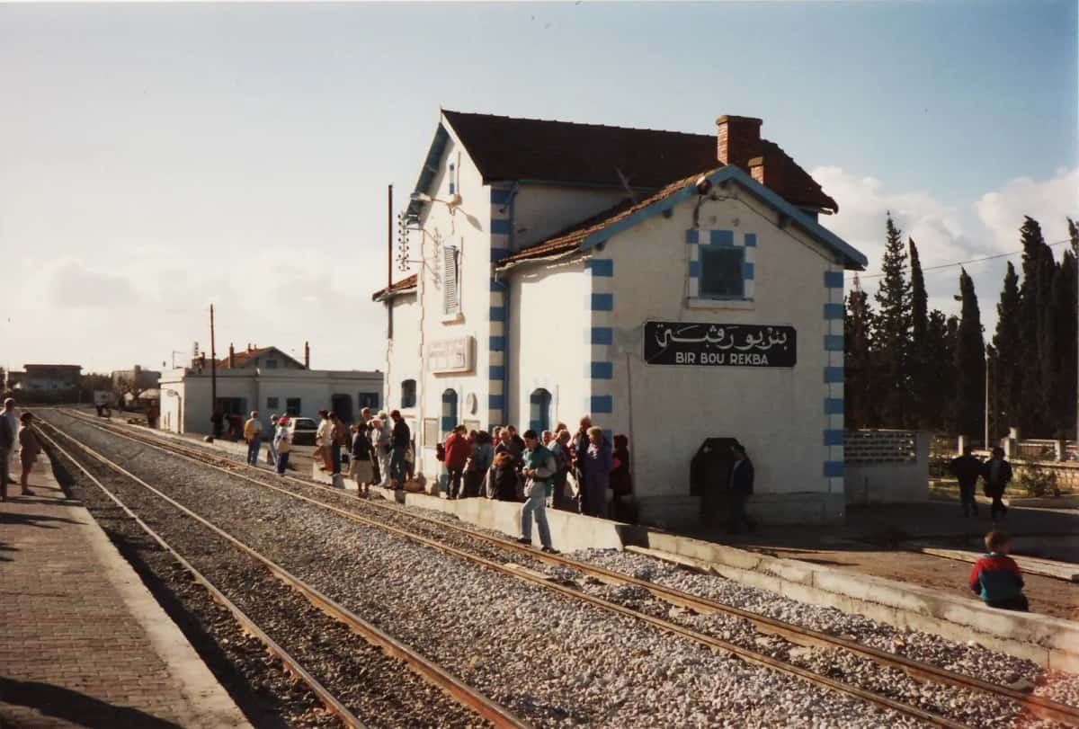 Voyageurs attendant sur le quai de la gare de Bir Bou Rekba, près de Hammamet
