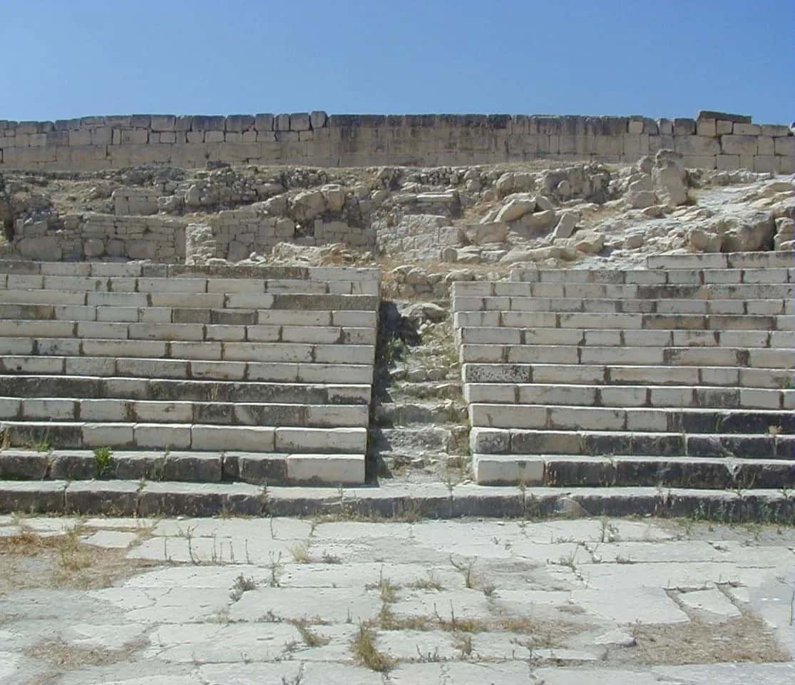 Les gradins de pierre du théâtre romain de Dougga