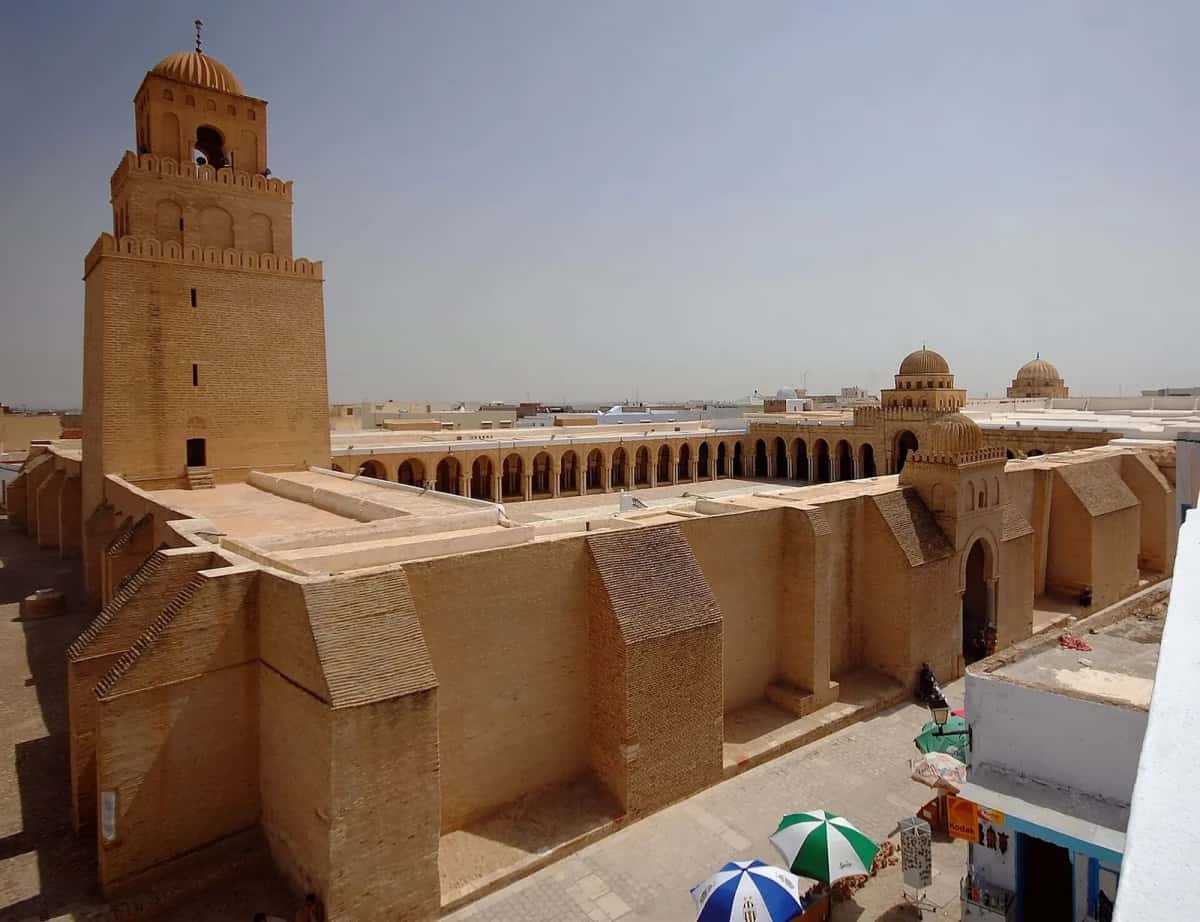 Cour et minaret de la Grande Mosquée de Kairouan, Tunisie