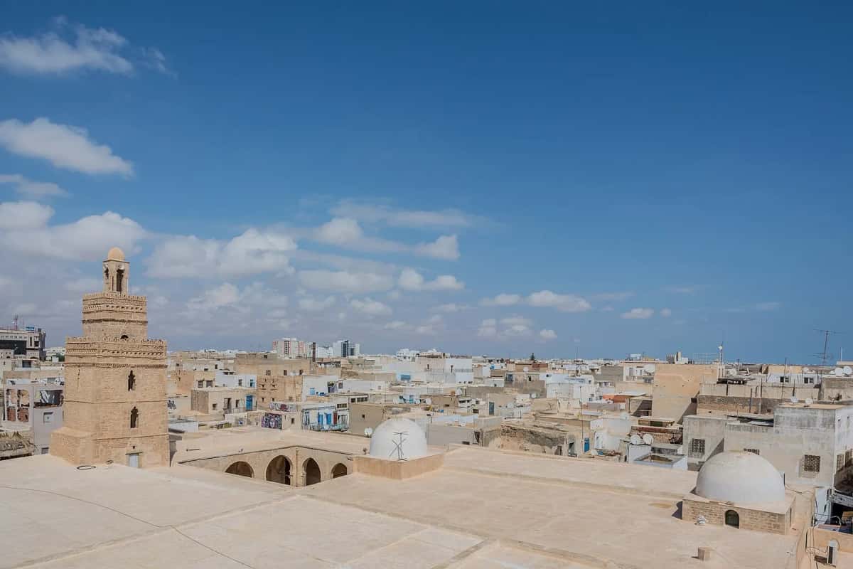 Minaret de la Grande Mosquée et coupoles blanches vus depuis les toits de la médina de Sfax
