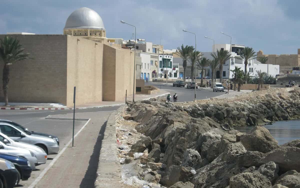 La grande mosquée fatimide de Mahdia et son mur blanc