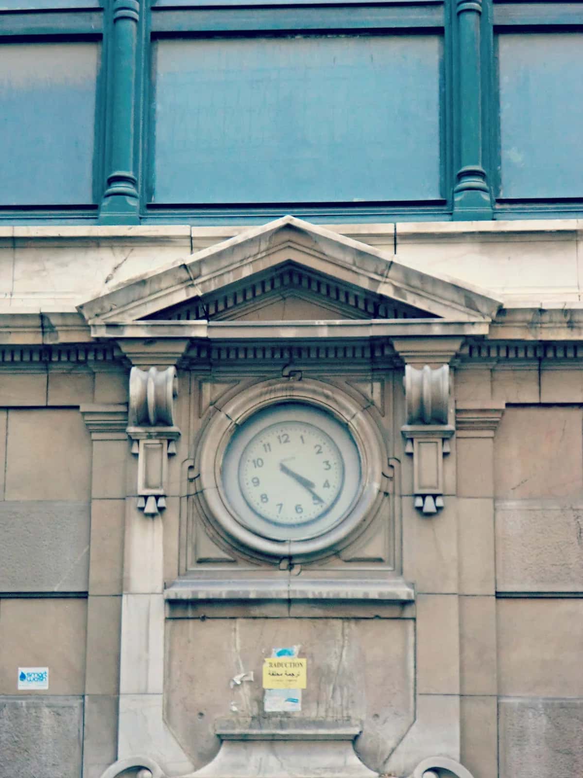 Horloge en façade d'un bureau de poste tunisien