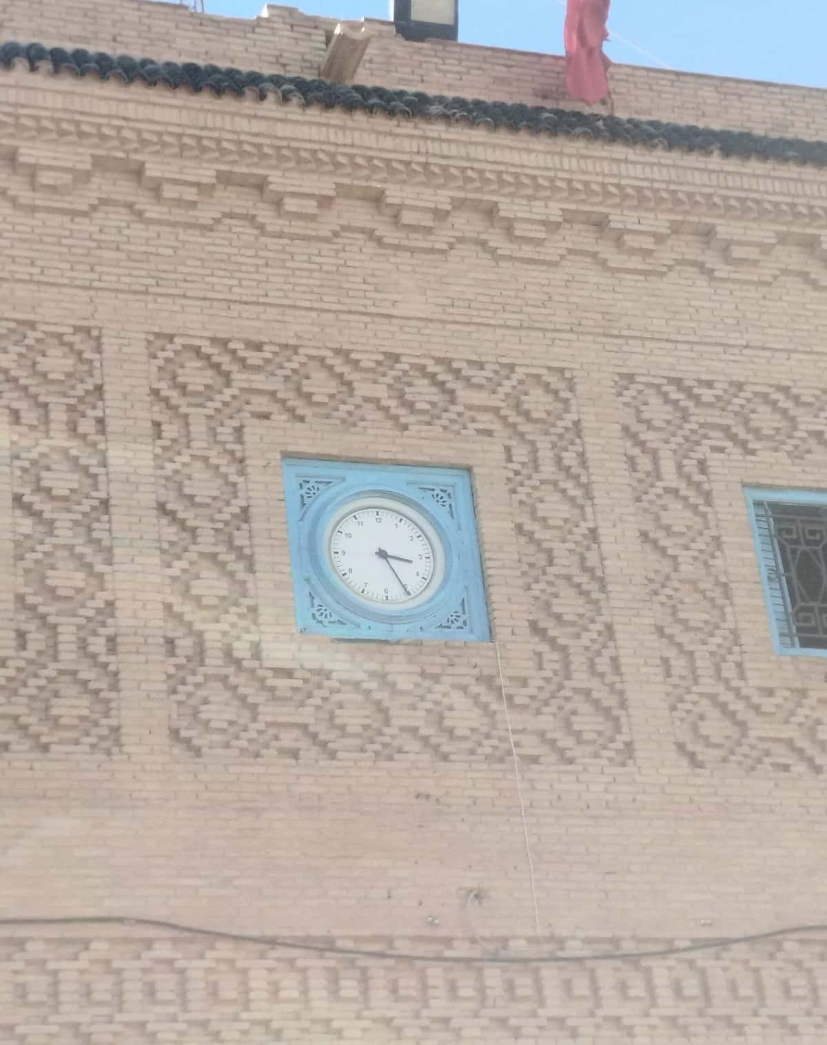 Horloge sur la façade d'un bâtiment de gare en Tunisie