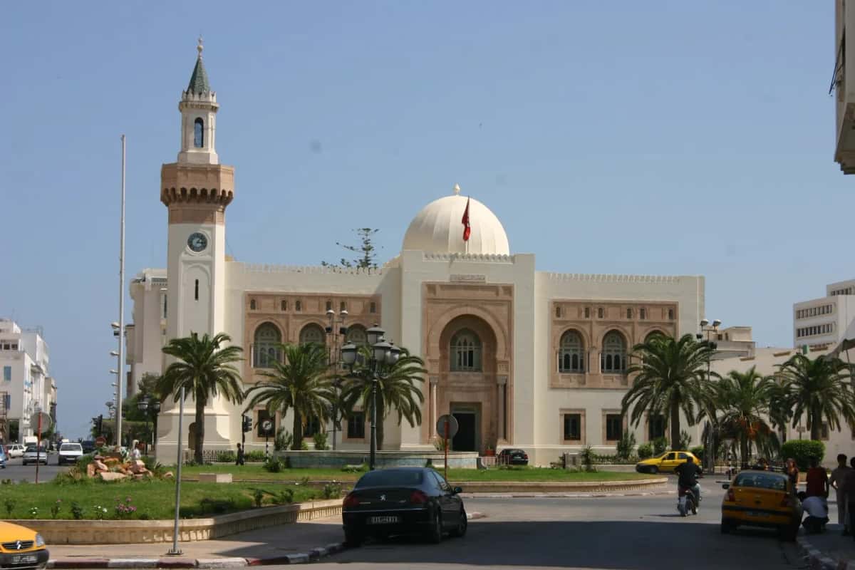 Hôtel de ville de Sfax, avec sa tour d'horloge et sa coupole