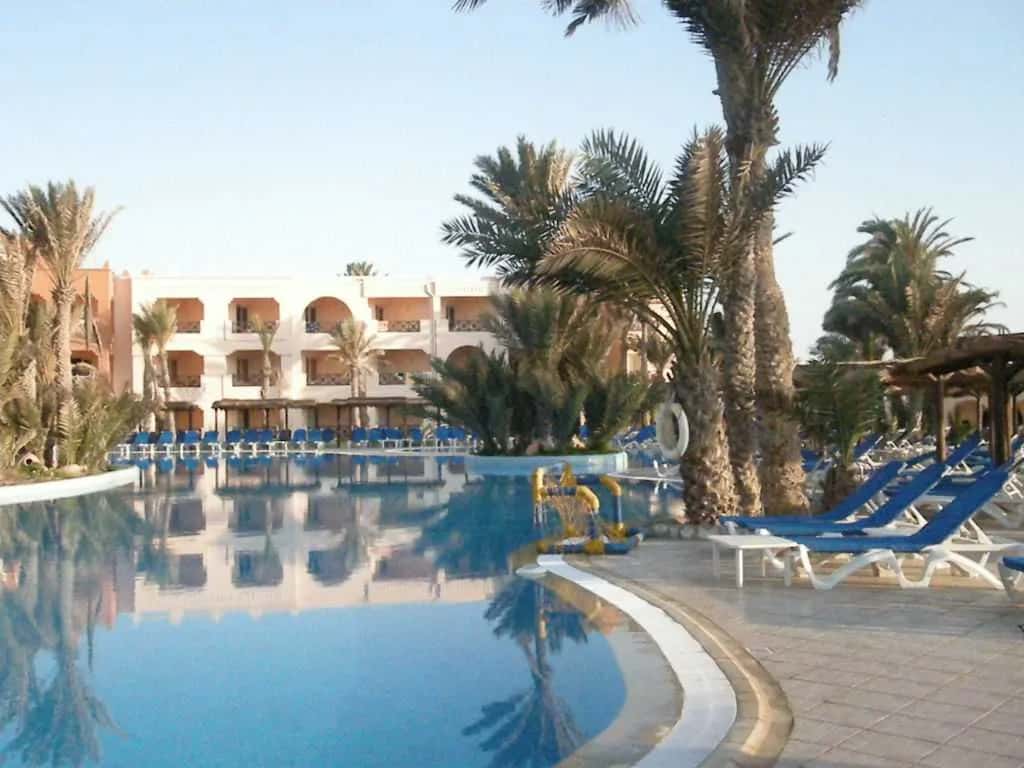 Piscine et façade du Safira Palms dans la zone touristique de Zarzis