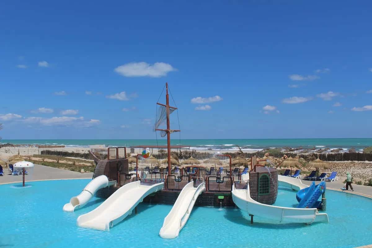 Piscine avec bateau pirate face à la mer au Djerba Aqua Resort, Midoun