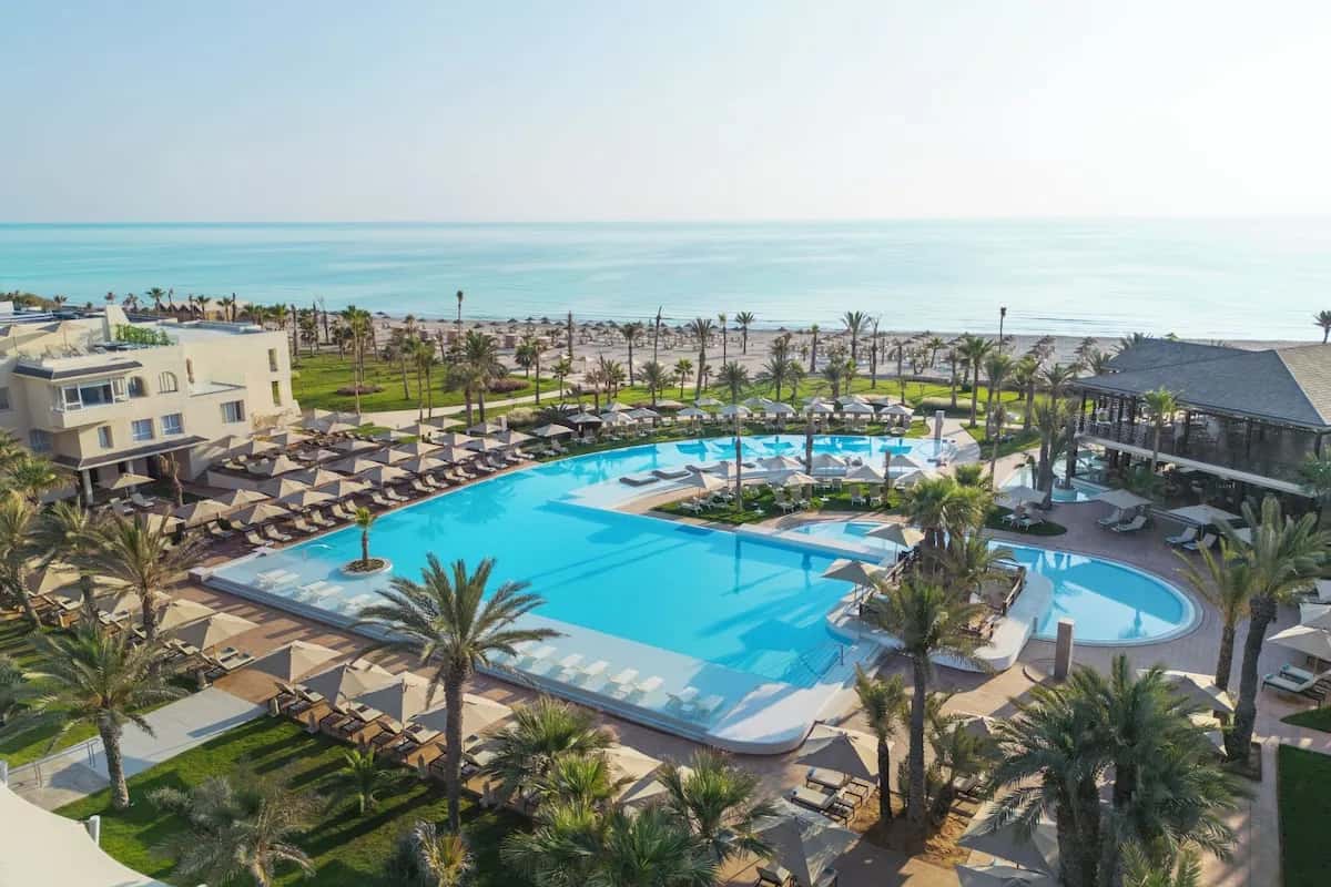 Vue aérienne de la grande piscine et de la plage de l'Iberostar Selection Eolia à Djerba (Midoun)
