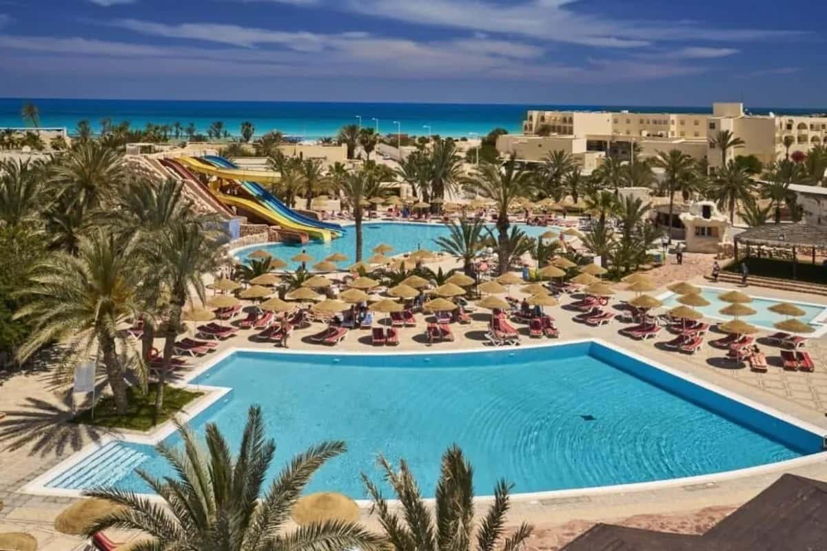 Vue aérienne des piscines et de la plage de l'hôtel Les Quatre Saisons Aqua Park à Djerba