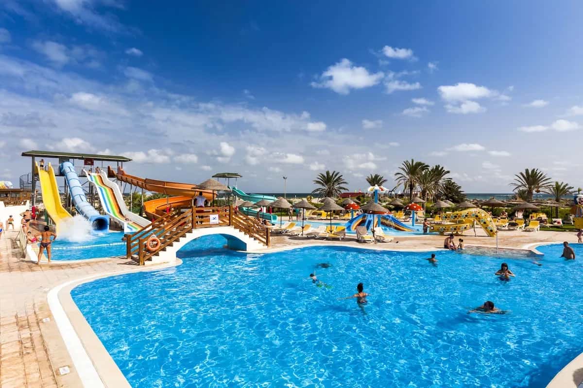 Piscine et toboggans aquatiques face à la mer au TUI Magic Life Penelope Beach à Djerba