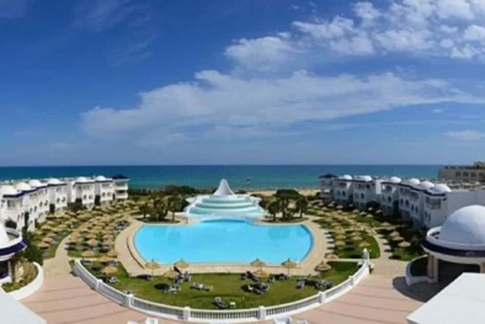 Piscine, résidences blanches à coupoles et plage du Golden Tulip Taj Sultan à Yasmine Hammamet