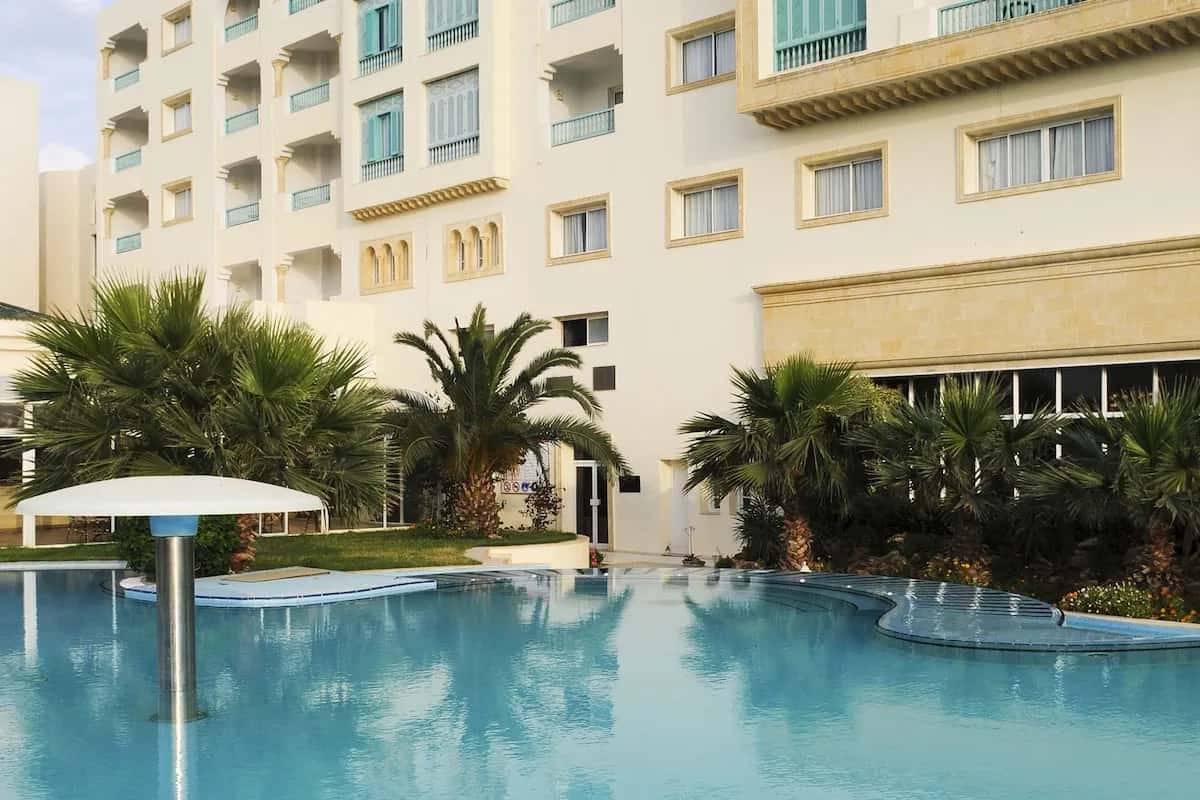 Piscine et façade de l'hôtel Golden Yasmin Mehari à Yasmine Hammamet