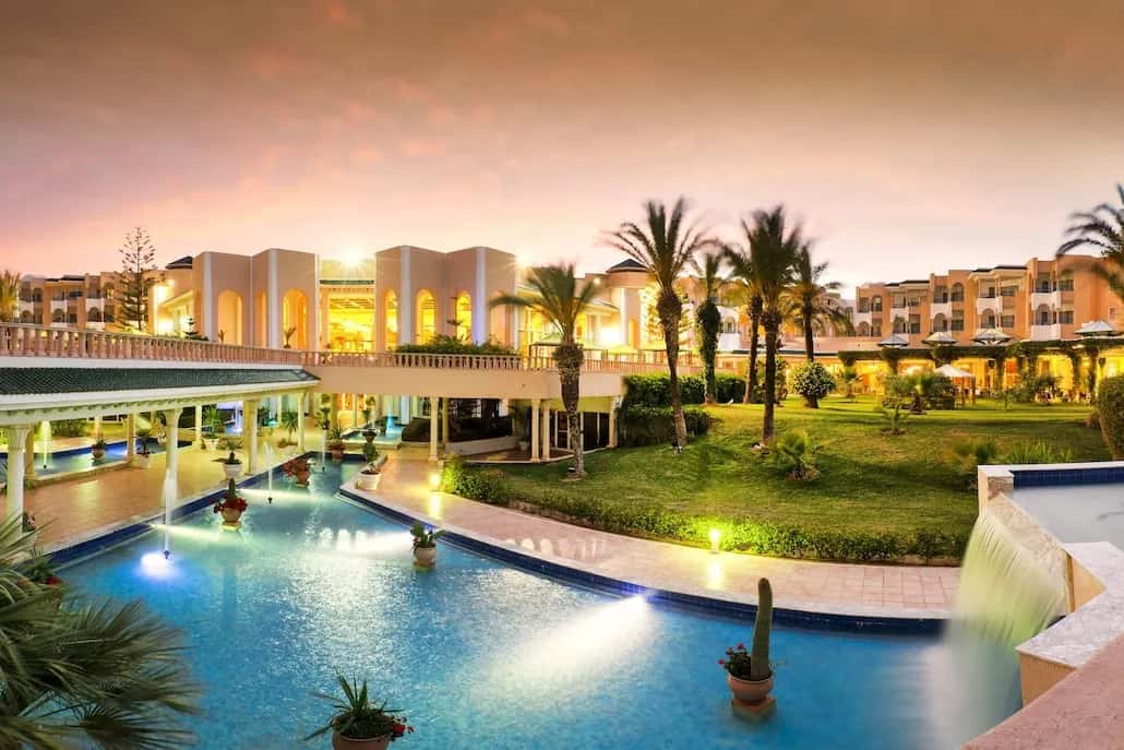 Piscine illuminée, cascade et bâtiment de l'Hasdrubal Thalassa & Spa au coucher du soleil, Yasmine Hammamet