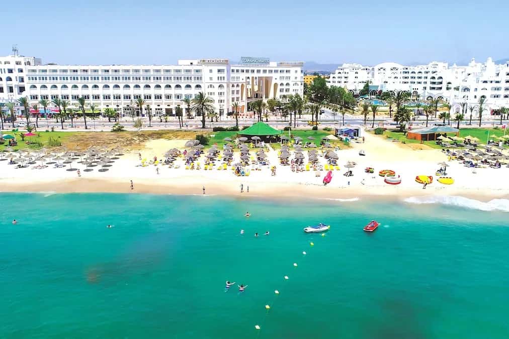Vue aérienne de la plage de sable et de la mer turquoise devant l'hôtel Medina Solaria & Thalasso à Yasmine Hammamet