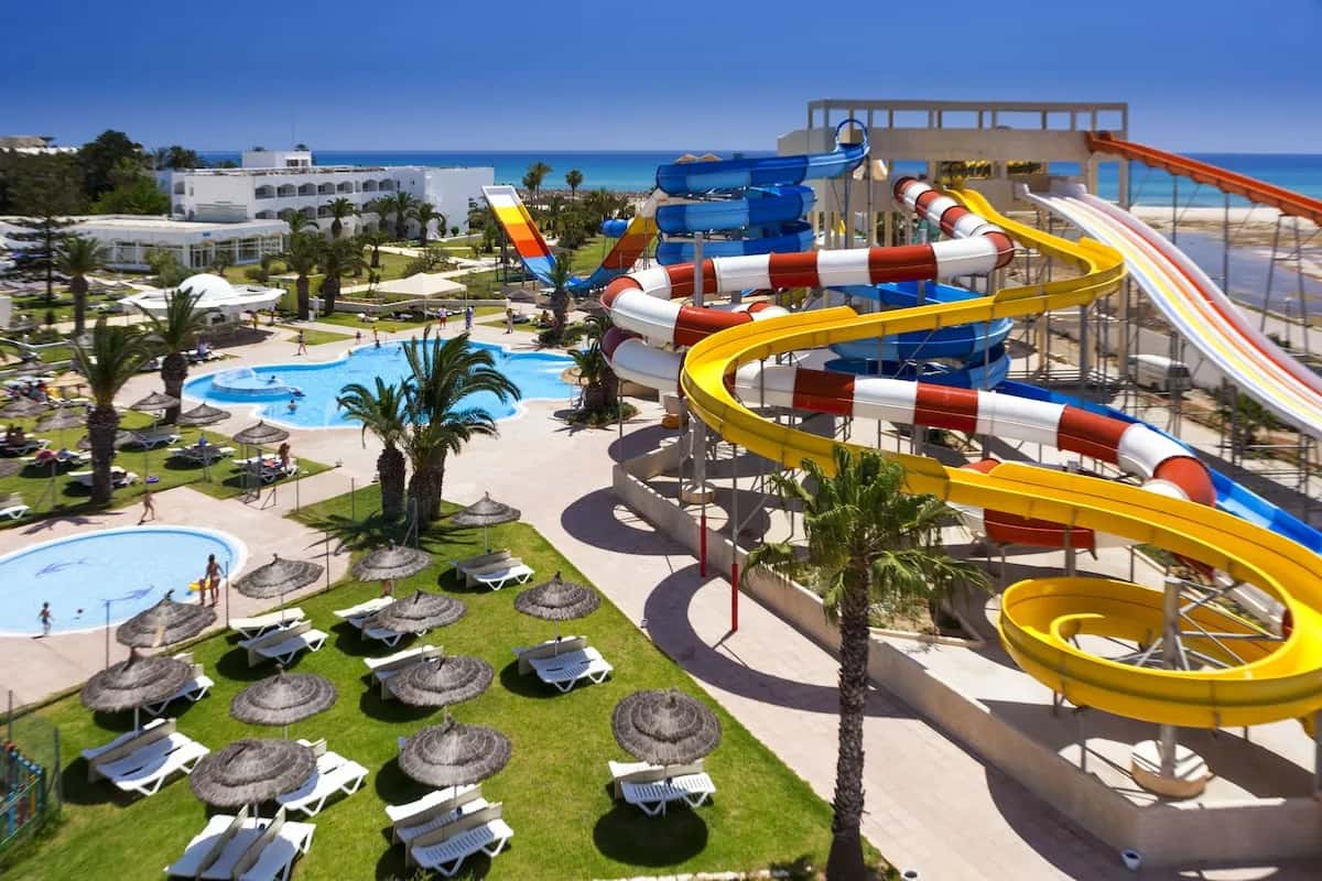 Toboggans aquatiques colorés de l'hôtel Splash World Venus Beach à Hammamet