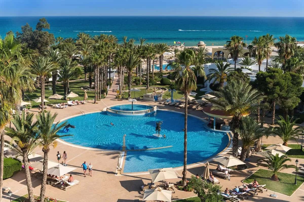 Vue d'ensemble des piscines, des palmiers et de la mer au Steigenberger Marhaba Thalasso Hammamet