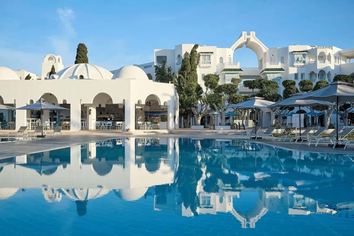 Piscine et architecture blanche à coupoles de The Mirage Resort & Spa à Hammamet