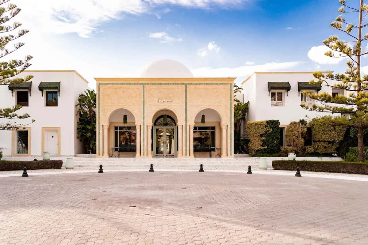 Entrée et façade ensoleillée du TMK Hotel Flora Park à Hammamet