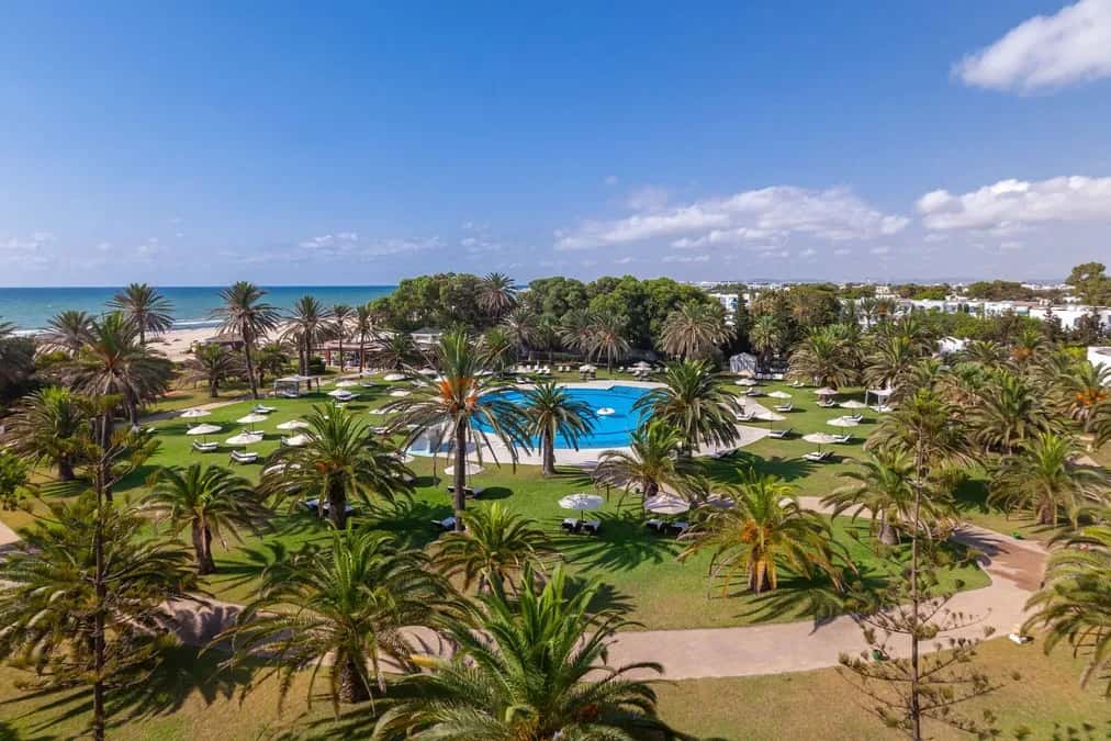 Jardin de palmiers, piscine et mer vus d'en haut au TUI Blue Oceana Suites (Oceana Hotel & Spa), Hammamet