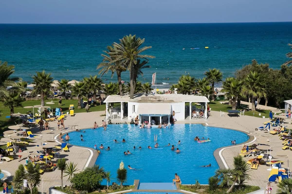 Piscine, terrasse et mer vues d'en haut à l'hôtel Mondi Club Thalassa Mahdia Aquapark à Mahdia