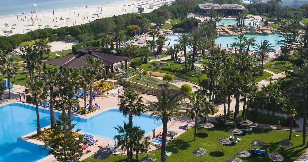 Vue aérienne des piscines et des jardins du Sahara Beach Aquapark, Skanès, Monastir