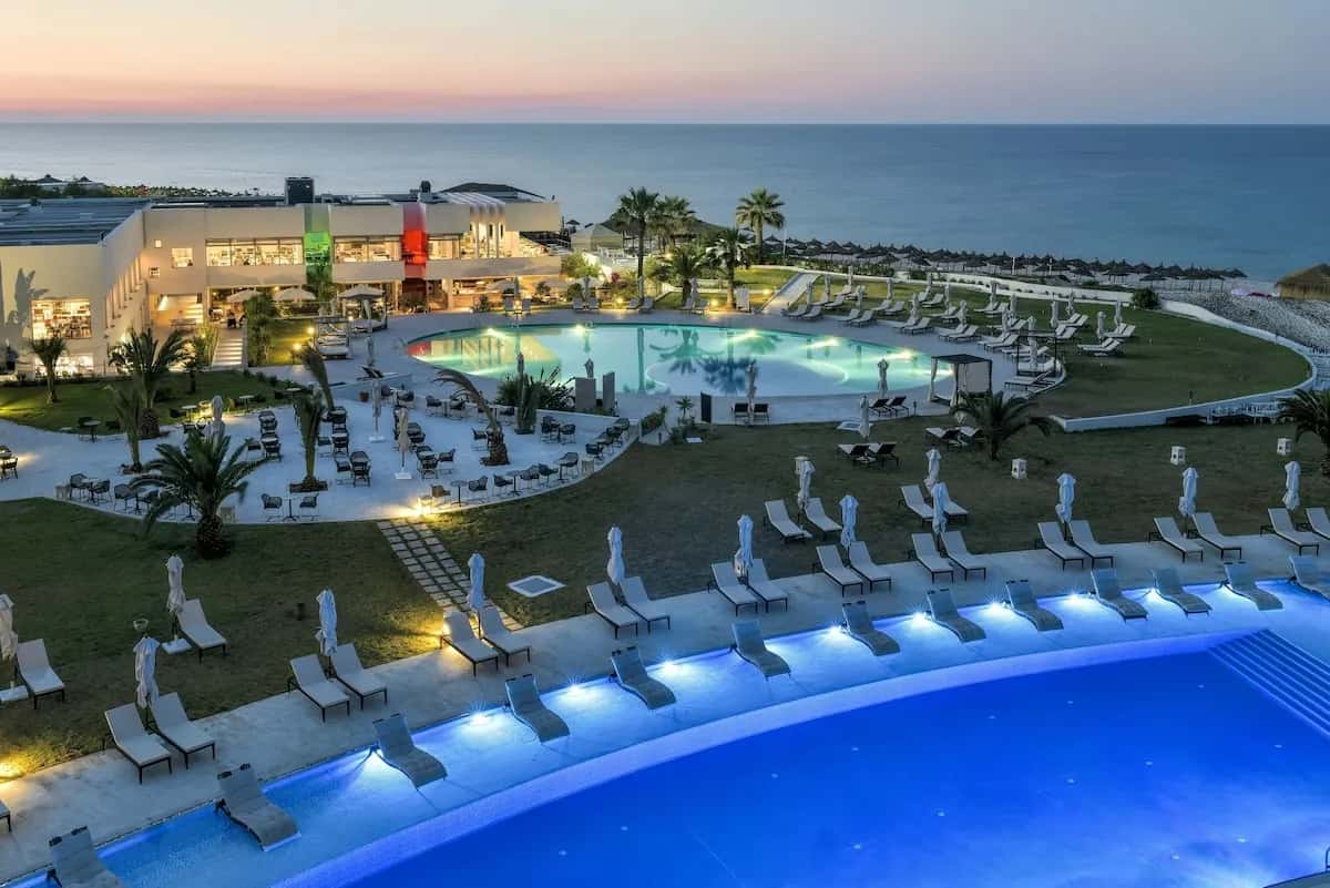 Vue aérienne de la piscine et de la plage au crépuscule à l'Iberostar Selection Diar El Andalous, Port El Kantaoui