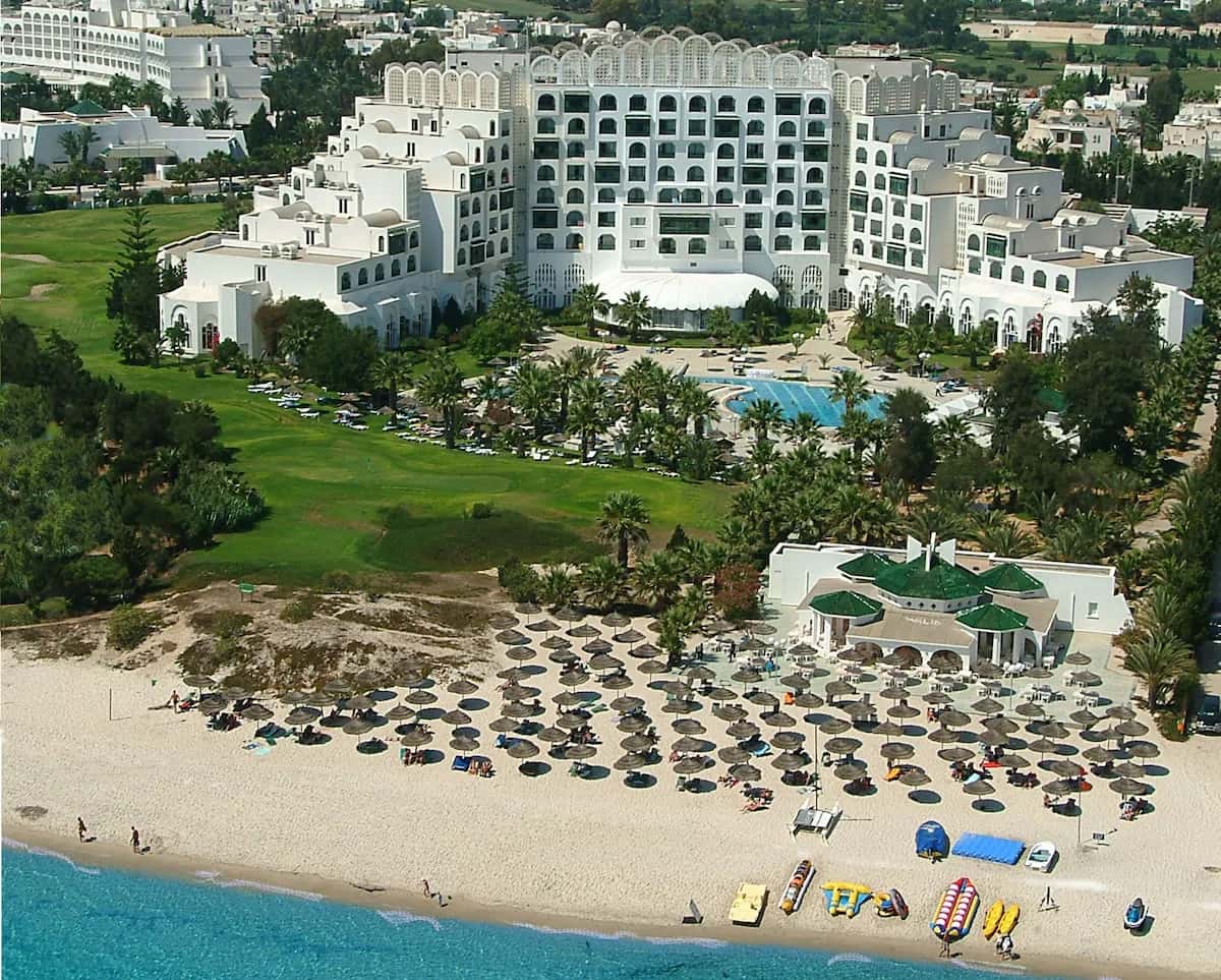 Vue aérienne de l'hôtel Marhaba Palace, de son golf et de sa plage de sable à Port El Kantaoui