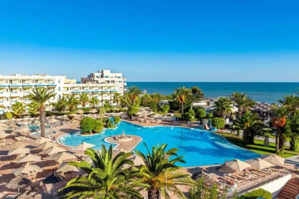 Grande piscine bordée de palmiers face à la mer à l'Ôclub Experience Sentido Bellevue Park, Hammam Sousse