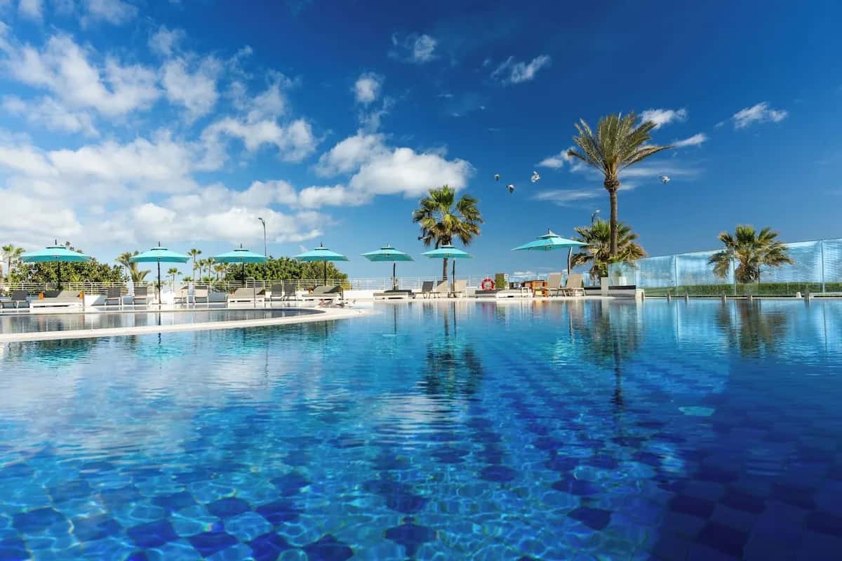 Piscine à débordement du Sousse Pearl Marriott Resort & Spa, sur la corniche de Sousse