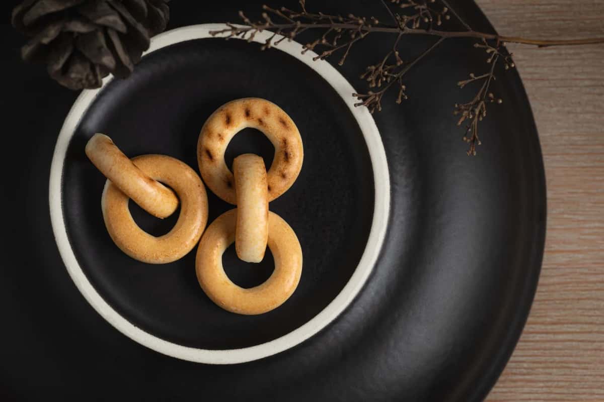 Kaak tunisiens : biscuits en anneaux dorés entrelacés