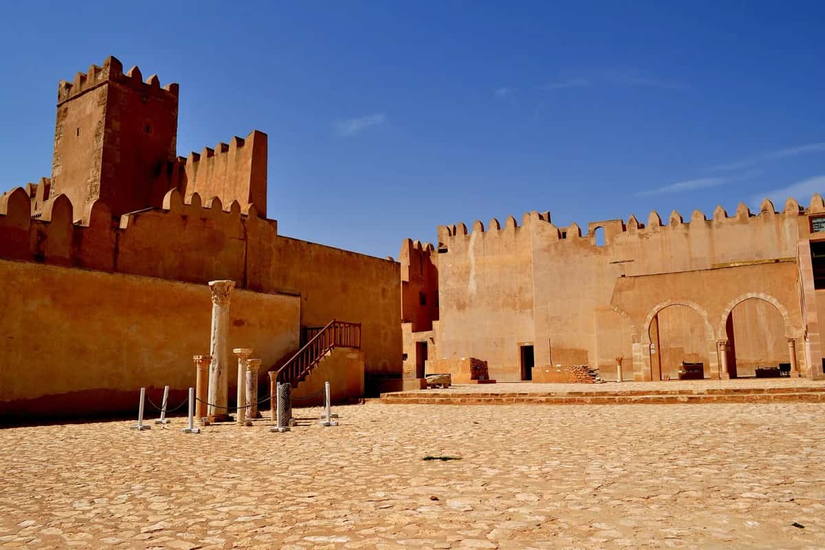 Cour intérieure et tours crénelées de la Kasbah de Sfax