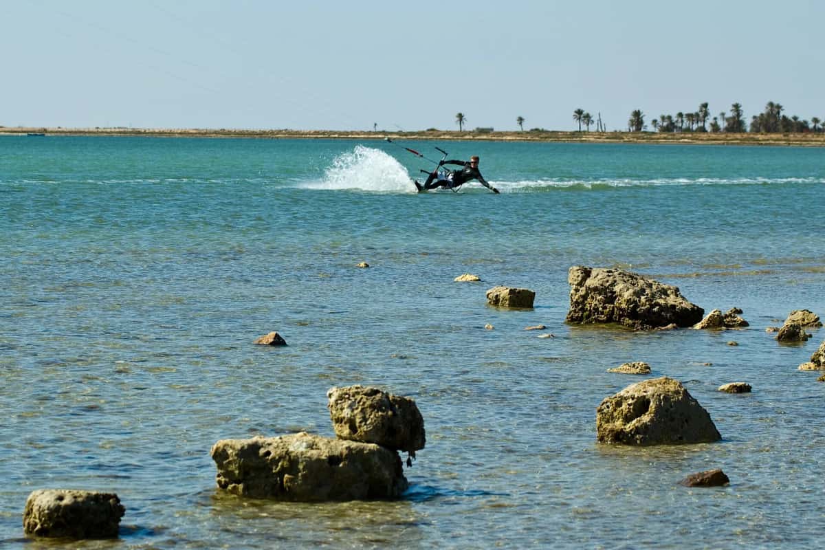 Kitesurfeur sur l'eau peu profonde d'une lagune de Djerba