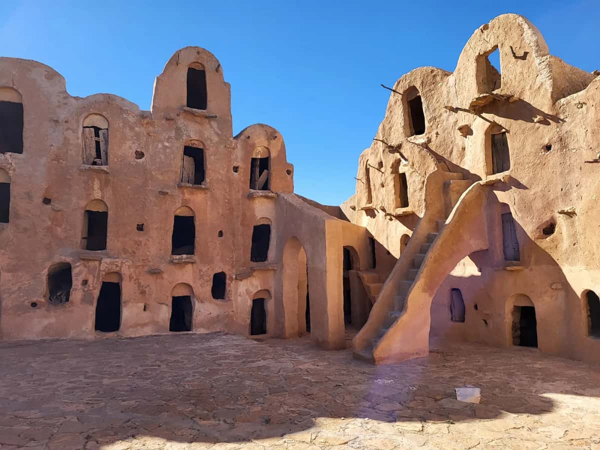Cour de Ksar Ouled Soltane et ses ghorfas voûtées empilées sur plusieurs niveaux