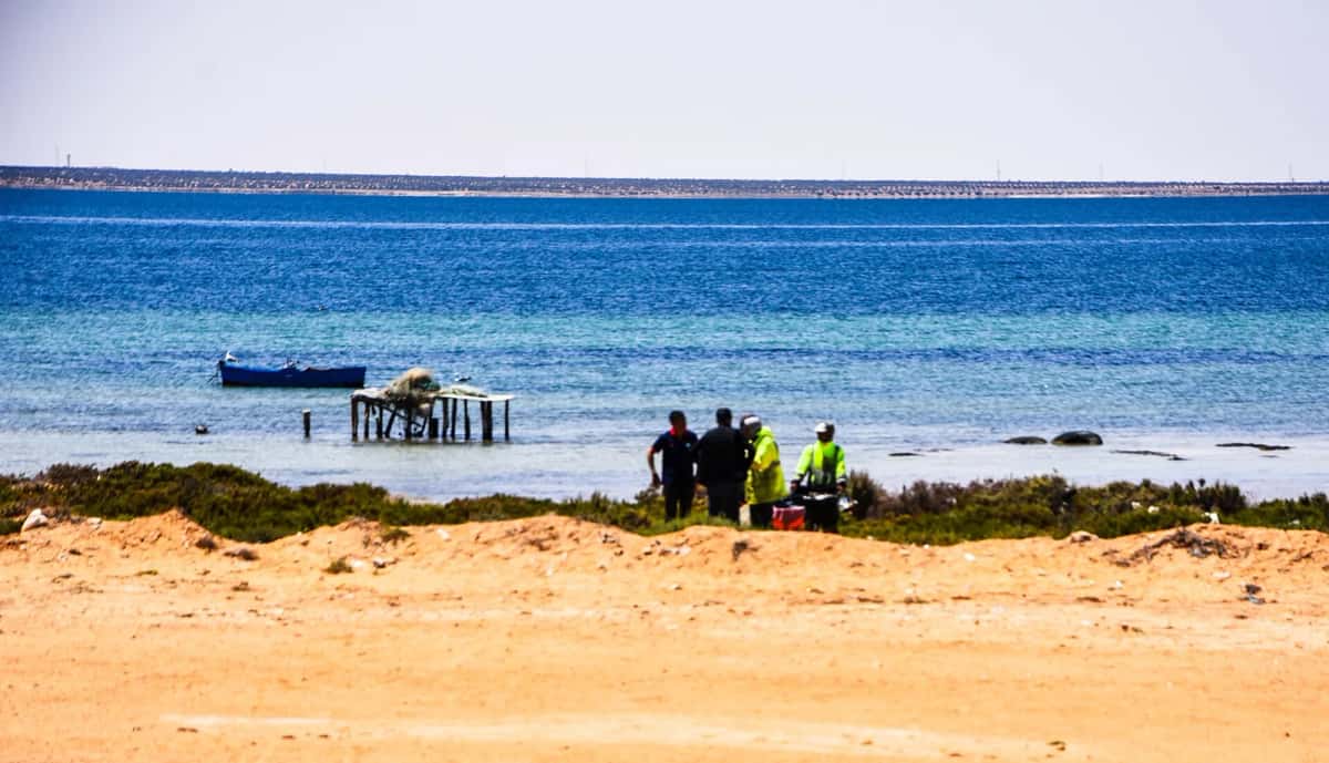 Rive de la lagune d'El Bibane, côté Jedaria, avec pêcheurs et barque près de Zarzis