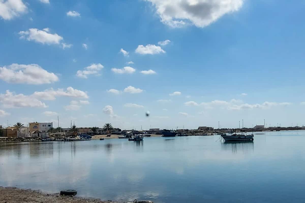Lagune et barques de pêche sur la côte de Djerba