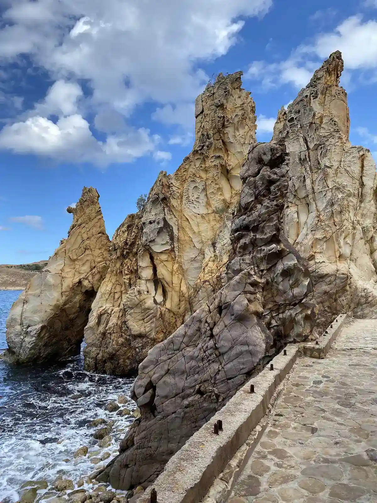 Les Aiguilles, rochers de grès dressés au bord de la mer à Tabarka