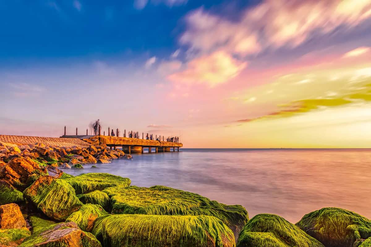 Le littoral de Nabeul et sa jetée au coucher du soleil, au Cap Bon