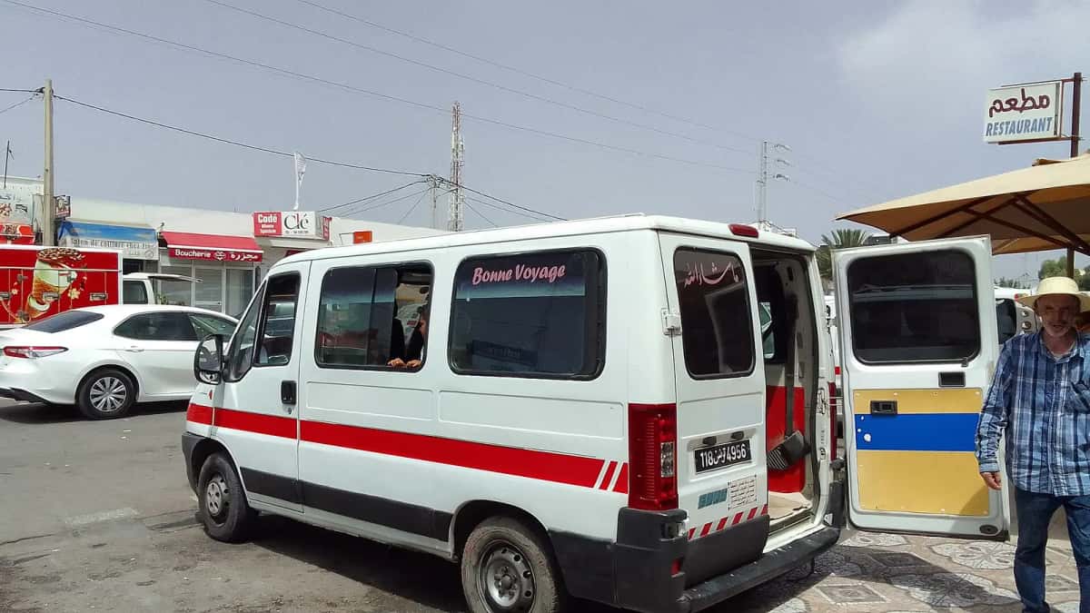 Louage, taxi collectif interurbain tunisien, en stationnement à Hammamet
